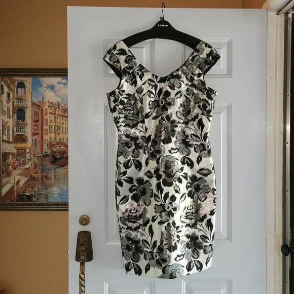 Roman Dress - Picture 2 of 4